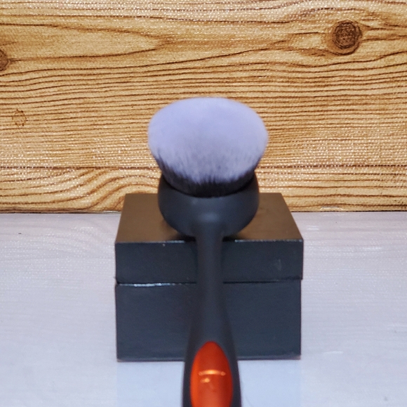 Real Technique ALL OVER Makeup Brush - Picture 3 of 6